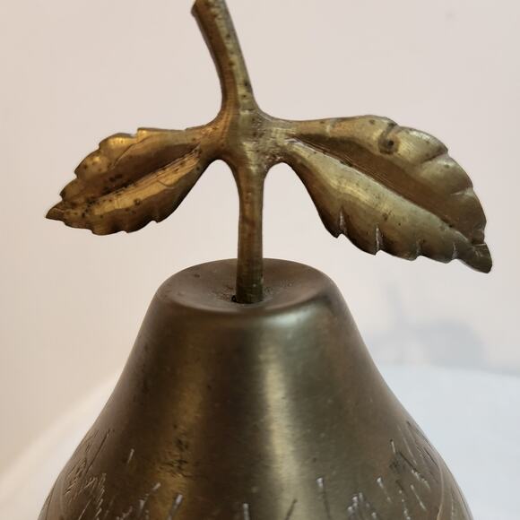 Vintage Brass Pear Shaped Trinket Box with Leaf Lid Floral Etched Design 5" - Picture 10 of 10